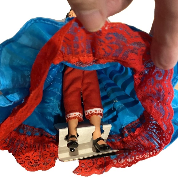 Vintage 1990 AVON Lupita from Mexico International Porcelain Doll Collection 8" - Picture 9 of 11